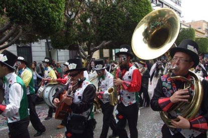 El Anfiteatro de la Rambla acogió la actuación de los grupos participantes en el desfile