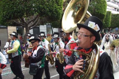El Anfiteatro de la Rambla acogió la actuación de los grupos participantes en el desfile
