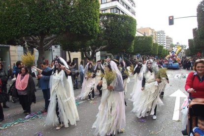 El Anfiteatro de la Rambla acogió la actuación de los grupos participantes en el desfile