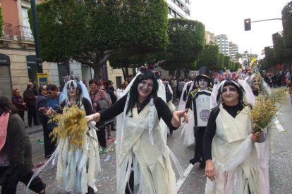El Anfiteatro de la Rambla acogió la actuación de los grupos participantes en el desfile