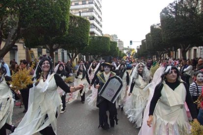El Anfiteatro de la Rambla acogió la actuación de los grupos participantes en el desfile