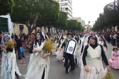 El Anfiteatro de la Rambla acogió la actuación de los grupos participantes en el desfile