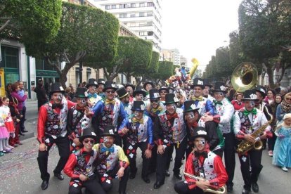 El Anfiteatro de la Rambla acogió la actuación de los grupos participantes en el desfile