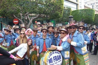 El Anfiteatro de la Rambla acogió la actuación de los grupos participantes en el desfile