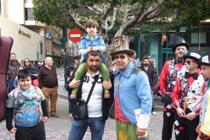 El Anfiteatro de la Rambla acogió la actuación de los grupos participantes en el desfile