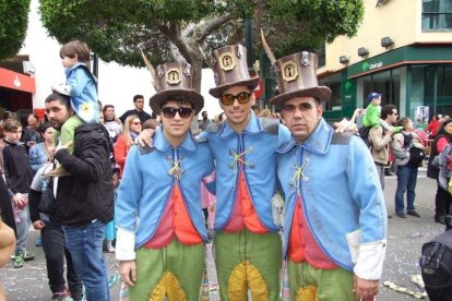 El Anfiteatro de la Rambla acogió la actuación de los grupos participantes en el desfile