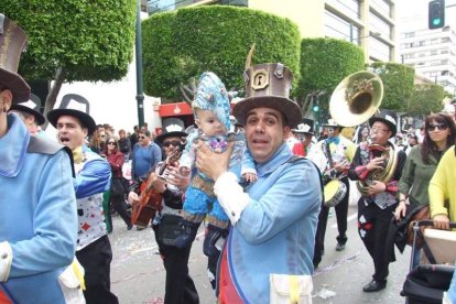 El Anfiteatro de la Rambla acogió la actuación de los grupos participantes en el desfile