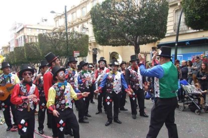 El Anfiteatro de la Rambla acogió la actuación de los grupos participantes en el desfile