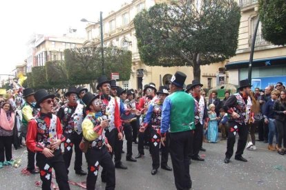 El Anfiteatro de la Rambla acogió la actuación de los grupos participantes en el desfile
