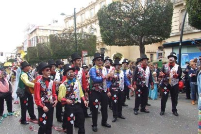El Anfiteatro de la Rambla acogió la actuación de los grupos participantes en el desfile