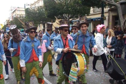 El Anfiteatro de la Rambla acogió la actuación de los grupos participantes en el desfile