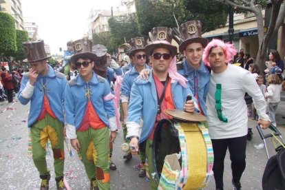 El Anfiteatro de la Rambla acogió la actuación de los grupos participantes en el desfile