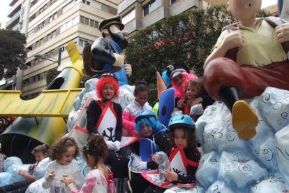El Anfiteatro de la Rambla acogió la actuación de los grupos participantes en el desfile