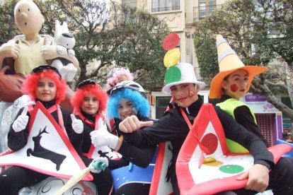 El Anfiteatro de la Rambla acogió la actuación de los grupos participantes en el desfile