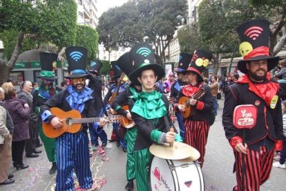 El Anfiteatro de la Rambla acogió la actuación de los grupos participantes en el desfile