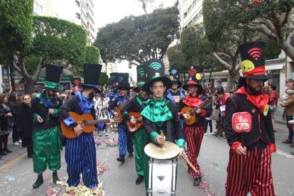 El Anfiteatro de la Rambla acogió la actuación de los grupos participantes en el desfile
