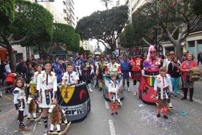 El Anfiteatro de la Rambla acogió la actuación de los grupos participantes en el desfile