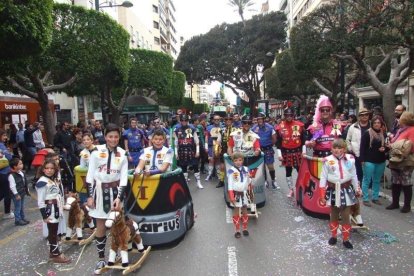 El Anfiteatro de la Rambla acogió la actuación de los grupos participantes en el desfile