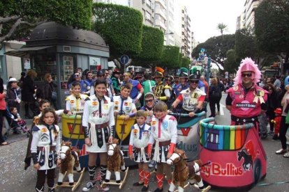 El Anfiteatro de la Rambla acogió la actuación de los grupos participantes en el desfile