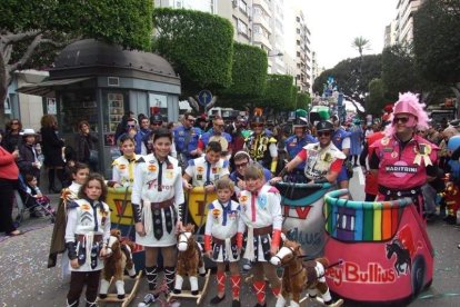 El Anfiteatro de la Rambla acogió la actuación de los grupos participantes en el desfile