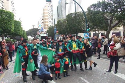 El Anfiteatro de la Rambla acogió la actuación de los grupos participantes en el desfile