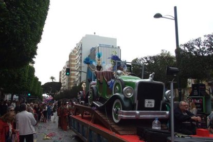 El Anfiteatro de la Rambla acogió la actuación de los grupos participantes en el desfile