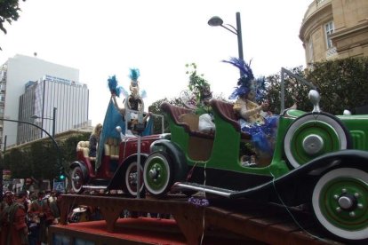 El Anfiteatro de la Rambla acogió la actuación de los grupos participantes en el desfile