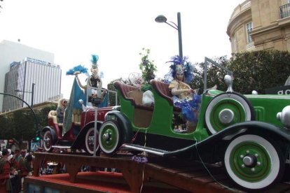 El Anfiteatro de la Rambla acogió la actuación de los grupos participantes en el desfile
