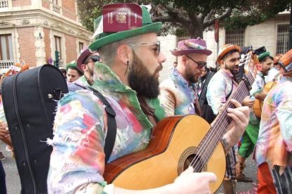 El Anfiteatro de la Rambla acogió la actuación de los grupos participantes en el desfile