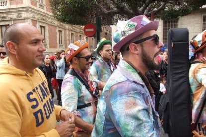 El Anfiteatro de la Rambla acogió la actuación de los grupos participantes en el desfile