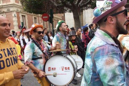 El Anfiteatro de la Rambla acogió la actuación de los grupos participantes en el desfile