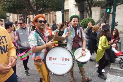 El Anfiteatro de la Rambla acogió la actuación de los grupos participantes en el desfile