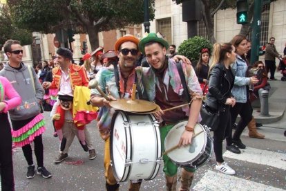 El Anfiteatro de la Rambla acogió la actuación de los grupos participantes en el desfile