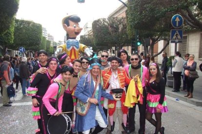 El Anfiteatro de la Rambla acogió la actuación de los grupos participantes en el desfile