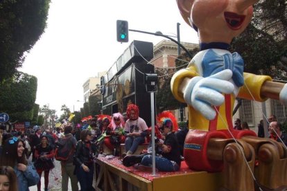 El Anfiteatro de la Rambla acogió la actuación de los grupos participantes en el desfile