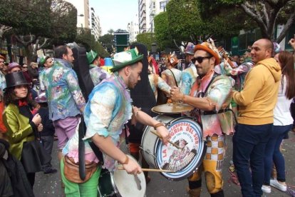 El Anfiteatro de la Rambla acogió la actuación de los grupos participantes en el desfile