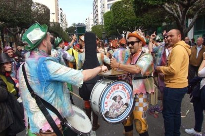 El Anfiteatro de la Rambla acogió la actuación de los grupos participantes en el desfile
