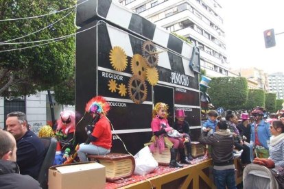 El Anfiteatro de la Rambla acogió la actuación de los grupos participantes en el desfile