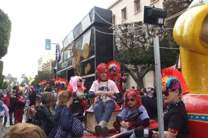 El Anfiteatro de la Rambla acogió la actuación de los grupos participantes en el desfile