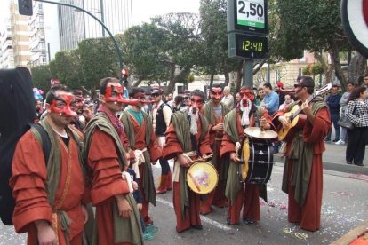 El Anfiteatro de la Rambla acogió la actuación de los grupos participantes en el desfile