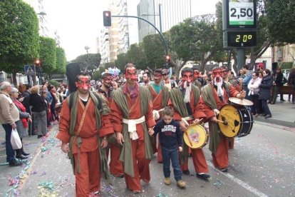 El Anfiteatro de la Rambla acogió la actuación de los grupos participantes en el desfile