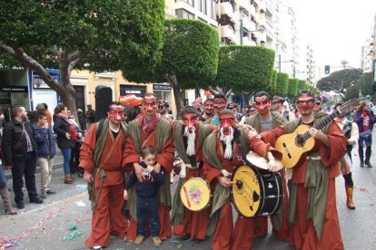 El Anfiteatro de la Rambla acogió la actuación de los grupos participantes en el desfile