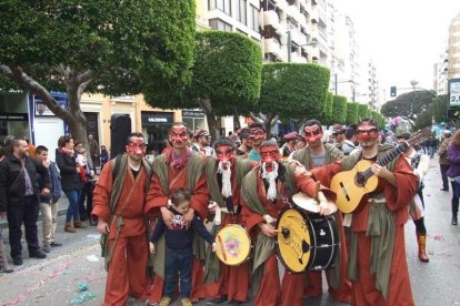 El Anfiteatro de la Rambla acogió la actuación de los grupos participantes en el desfile