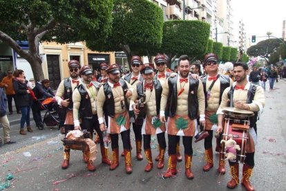 El Anfiteatro de la Rambla acogió la actuación de los grupos participantes en el desfile