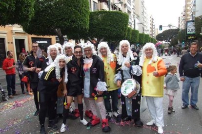 El Anfiteatro de la Rambla acogió la actuación de los grupos participantes en el desfile