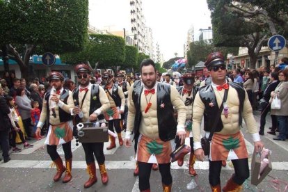 El Anfiteatro de la Rambla acogió la actuación de los grupos participantes en el desfile