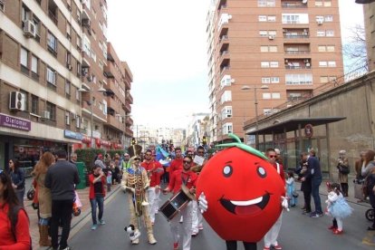 El Anfiteatro de la Rambla acogió la actuación de los grupos participantes en el desfile