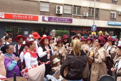 El Anfiteatro de la Rambla acogió la actuación de los grupos participantes en el desfile