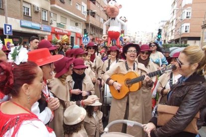 El Anfiteatro de la Rambla acogió la actuación de los grupos participantes en el desfile