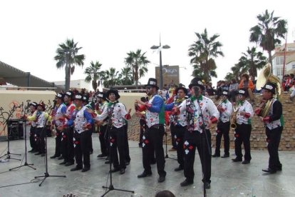 El Anfiteatro de la Rambla acogió la actuación de los grupos participantes en el desfile